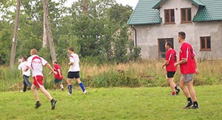 Grali w piłkę, wbijali gwoździe... i świetnie się bawili. Festyn rodzinny w Tokarach