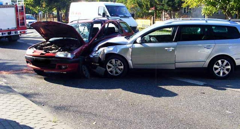 Borowo. Zderzenie VW Passata z peugeotem na skrzyżowaniu