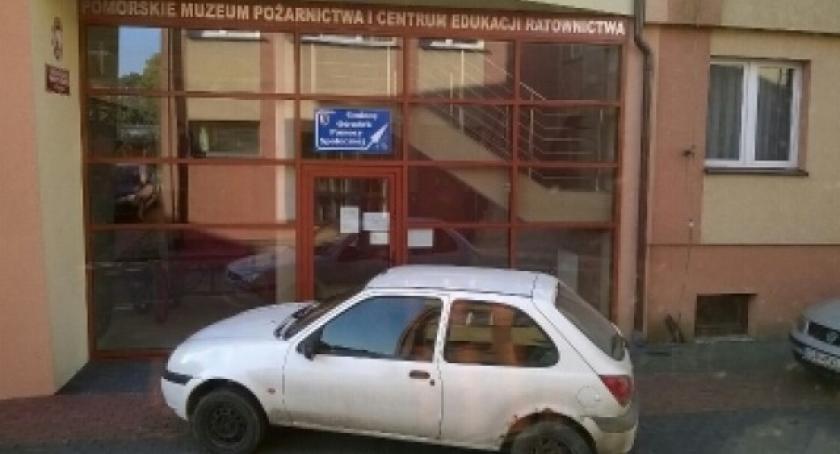 Mistrzowie parkowania. O mały włos nie zaparkowała w GOPSie