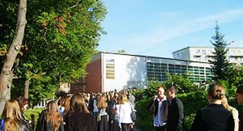 Jedni z radością, inni z obowiązku. Rozpoczął się nowy rok szkolny 2008/2009