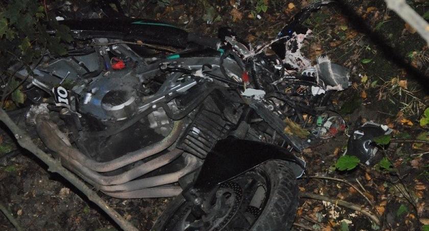 Leszno. Dachowanie po zderzeniu z motocyklem