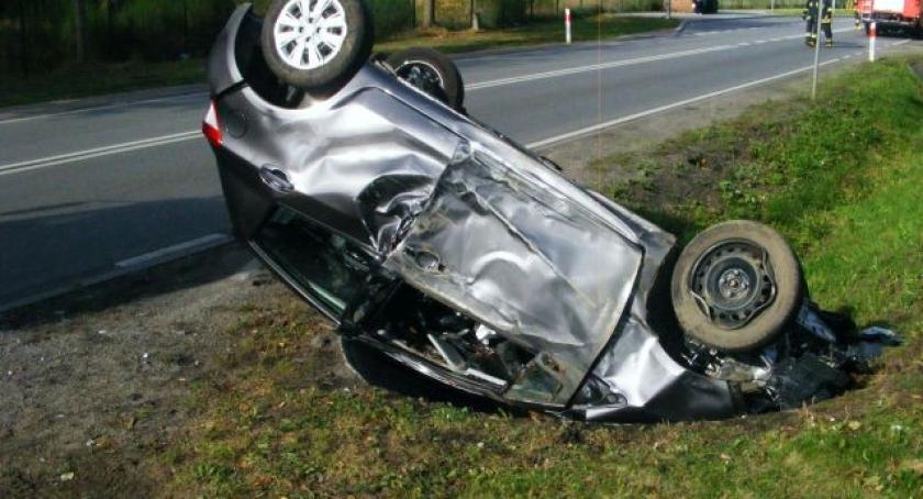 Miszewko. Toyota wpadła do rowu i przewróciła się na dach