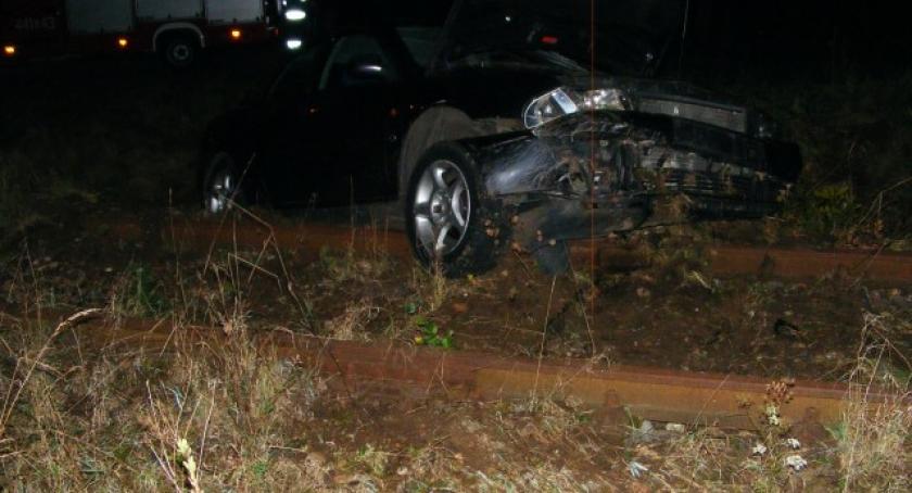 Kamienica Królewska. Audi A4 wypadło z trasy i wylądowało na torach
