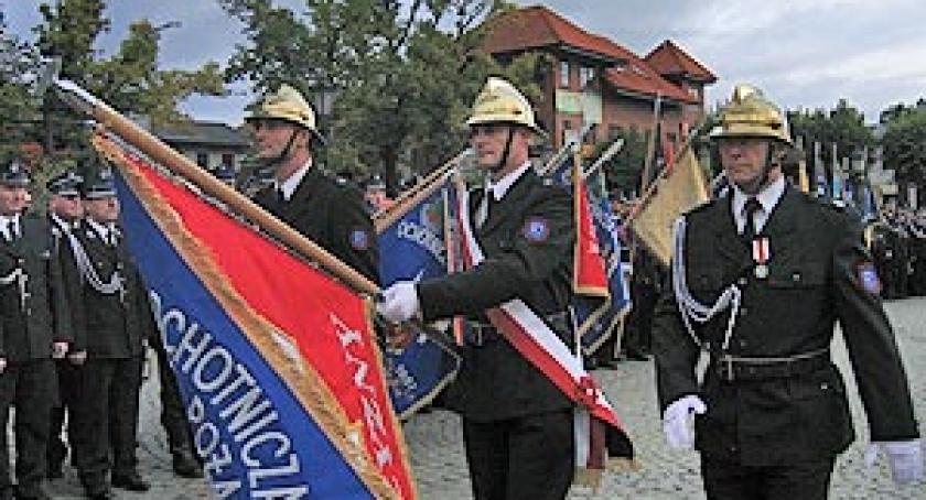 Kartuscy strażacy otrzymali nowy sztandar. 120 lat OSP w Kartuzach i 80 lat strażackiej orkiestry dętej