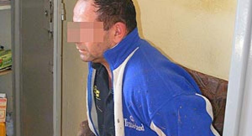 Pościg za poszukiwanym mężczyzną. Potrącony policjant trafił do szpitala