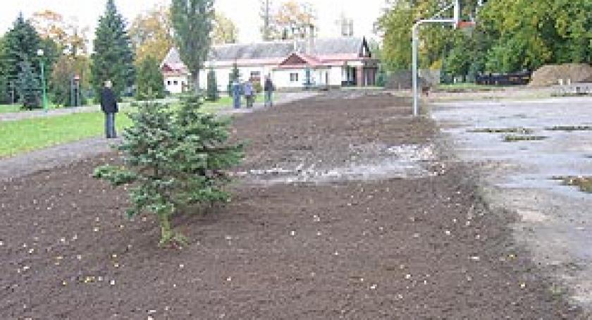 Kartuzy. Odnawiają park Solidarności. Będzie staw i plac zabaw