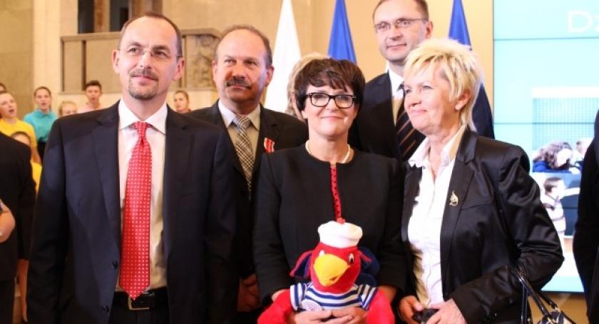 Medal z rąk Ewy Kopacz dla dyrektora SP nr 2 w Kartuzach