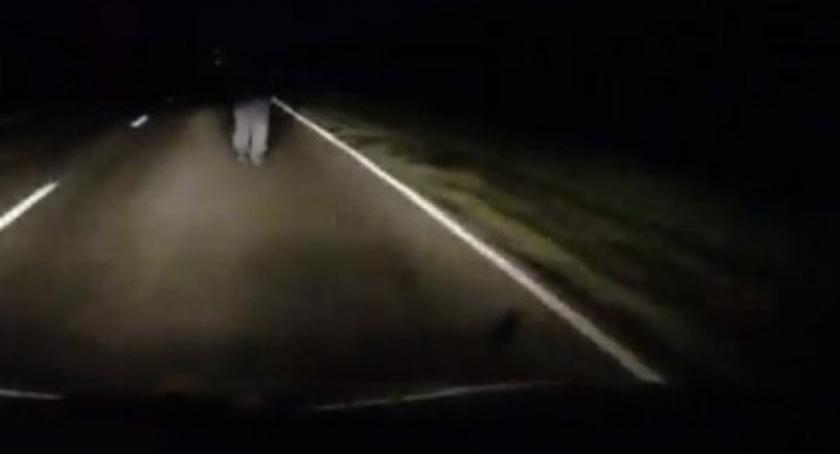 Kierowcy apelują: pieszy bądź widoczny na drodze!