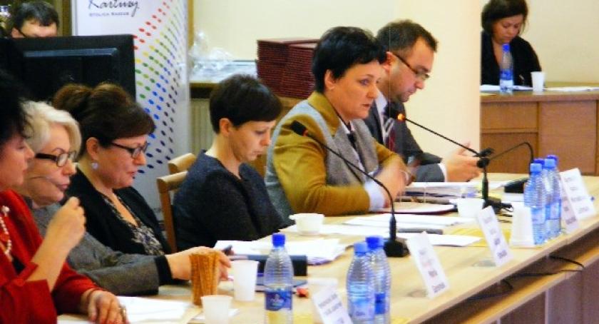 Ostatnia sesja rady miejskiej w Kartuzach - obniżka podatku i rozstrojony fortepian