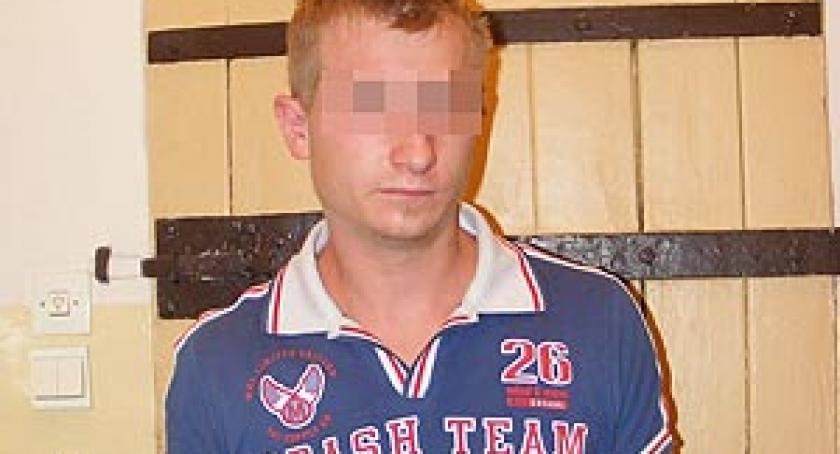 Po pijaku wylądował na przydrożnym drzewie. Pasażer trafił do szpitala