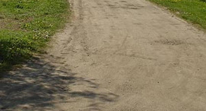 Czy sierakowicki radny załatwił sobie drogę asfaltową?