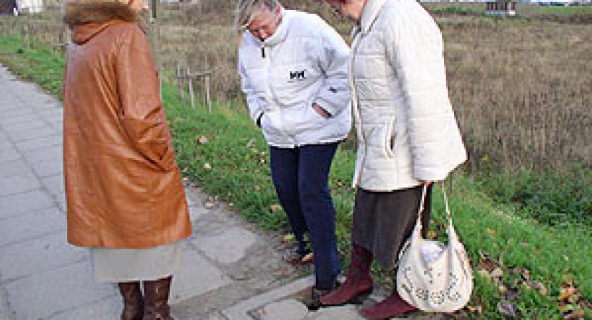 Śniegiem dziury nie zalepisz. Pokrywa studzienki czeka na wymianę