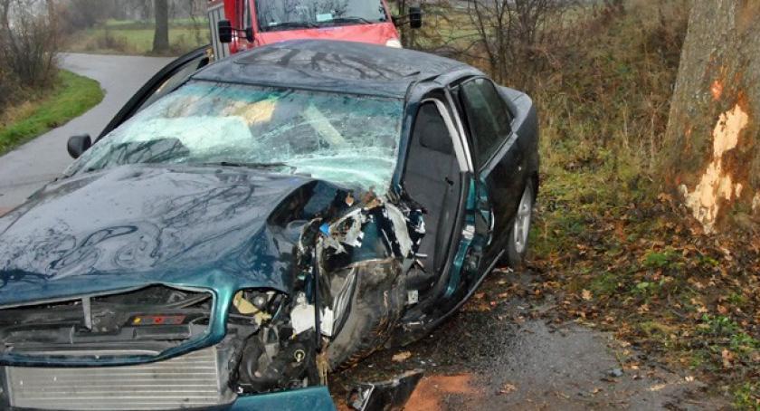 Tuchlino. Audi rozbiło się na drzewie 