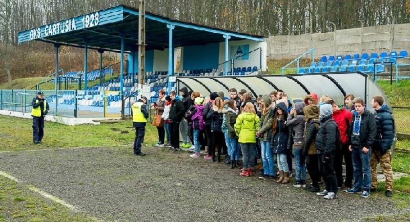 Kartuzy. Ładunek wybuchowy na trybunach stadionu