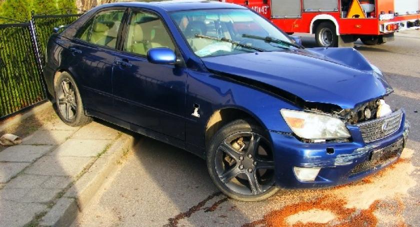 Grzybno. Lexus uderzył w płot - dwie osoby ranne