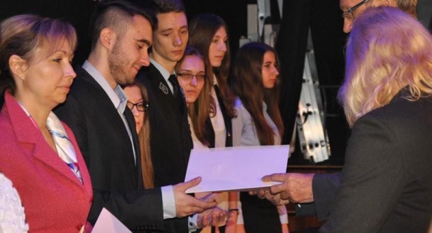 Medale dla nauczycieli, stypendia premiera dla uczniów
