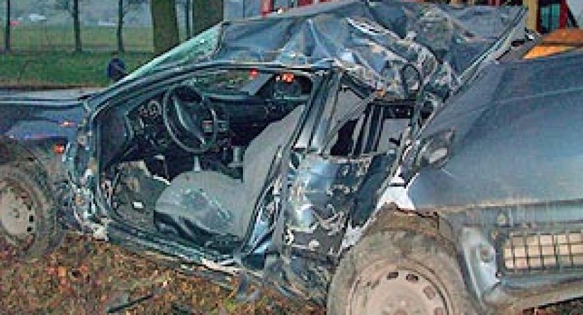Dwa wypadki, które zakończyły się na drzewach. Jedna osoba nie żyje