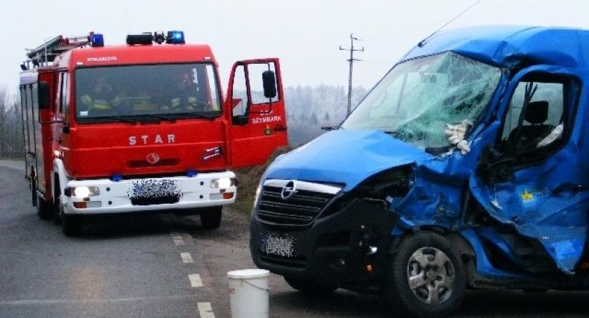 Rybaki. Bus nie ustąpił pierwszeństwa i wpadł pod ciężarówkę