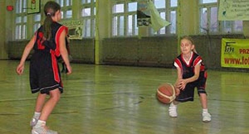 Marek Kirkowski podarował stroje sportowe i piłki. Turniej Mikołajkowy w koszykówce