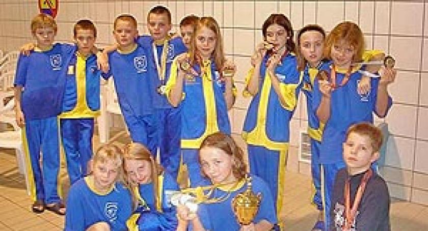 Pływacy UKS Trops sprawili kibicom mikołajkowy prezent