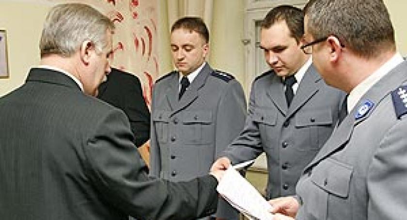 Trzech policjantów wyróżniono nagrodami. Zatrzymali grupę przestępczą z ponad 40 włamaniami na koncie