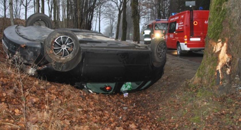 Mojusz. VW uderzył w drzewo i dachował