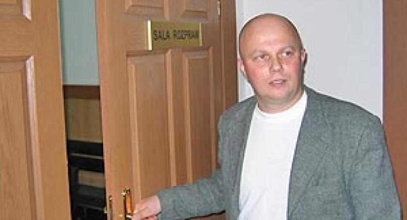 Leszek Szymczak uniewinniony. Posty internautów na forum nie są materiałem prasowym