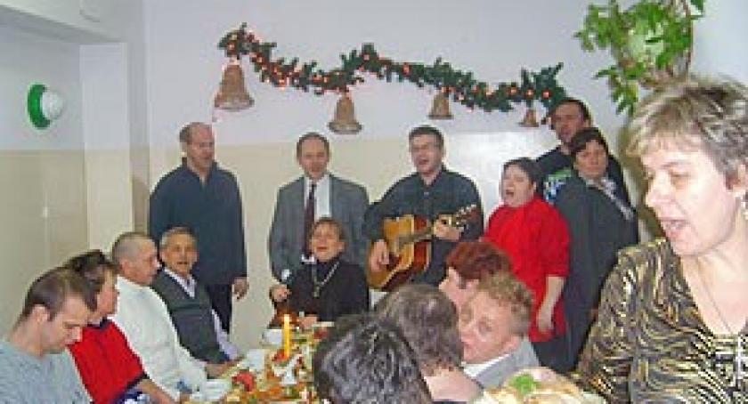 Śpiewali kolędy i pastorałki przy wigilijnym stole