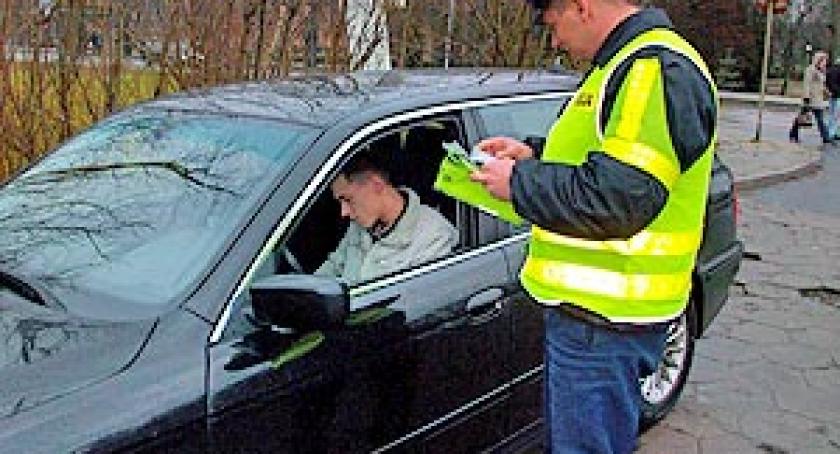 Kartuscy policjanci kotrolują i pouczają kierowców. Kampania społeczna Fundacji Krzyś