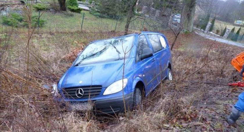 Kobysewo. Mercedes Vito dachował i wpadł do rowu