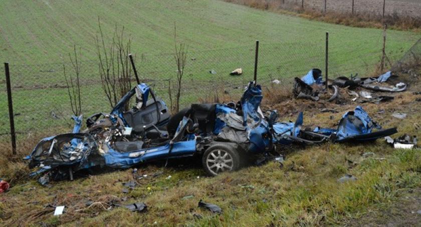 Glincz. Sportowy peugeot rozbity na drzewie - kierowca nie żyje