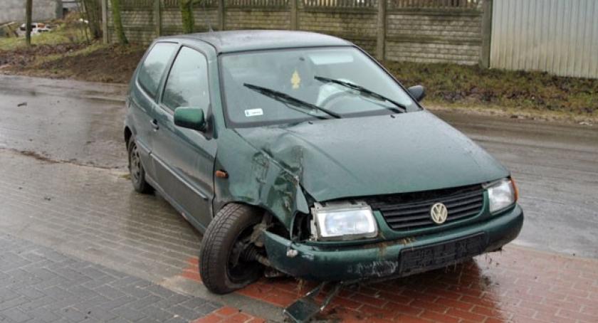 Czeczewo. VW Polo uderzył w drzewo 