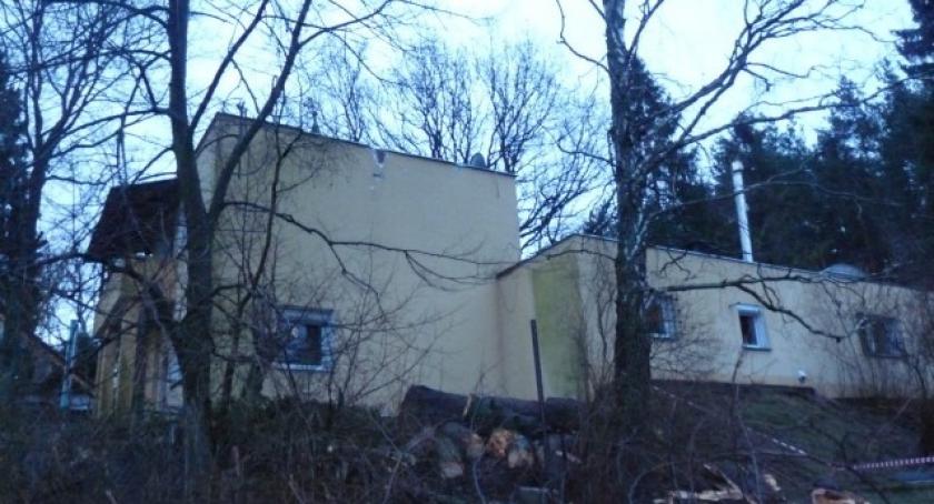 Sulmin. Powalone drzewo uszkodziło budynek mieszkalny