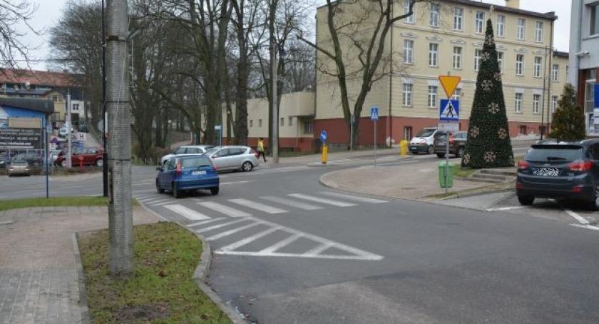 Kartuzy. Sprzeczne znaki pod Urzędem Miejskim