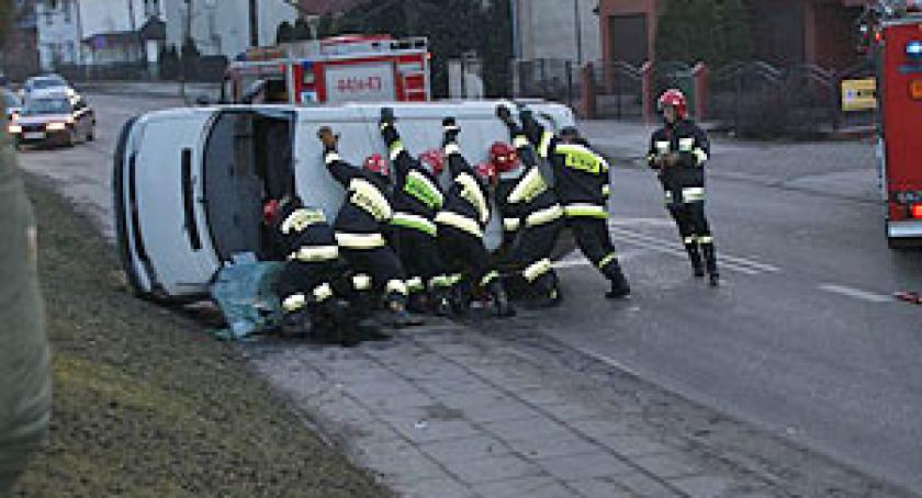 Kierowca uciekł, a pasażer groził policjantom
