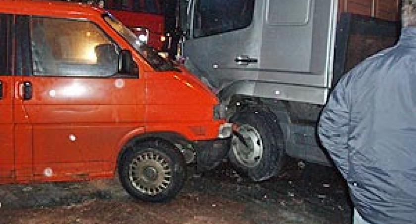 Karambol za Gowidlinem. Jedna osoba ciężko ranna. Dwaj kierowcy uciekli z miejsca wypadku