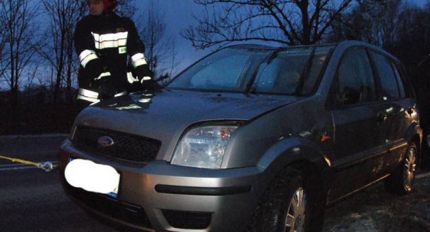Mrozy. Samochód wypadł z drogi 