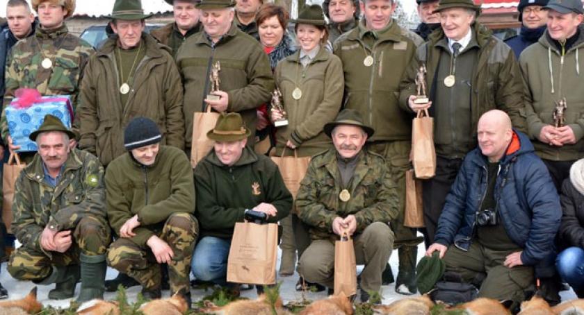Uroczysty pokot na zakończenie wielkiego powiatowego polowania na lisy
