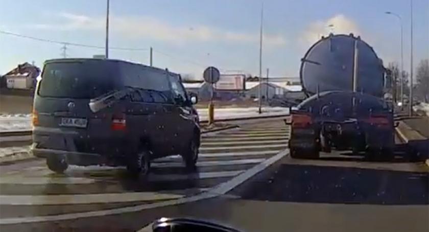 O włos od tragedii. Szalona jazda kartuskiego kierowcy