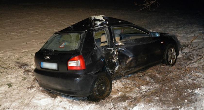 Smętowo Chmieleńskie. Audi uderzyło w drzewo