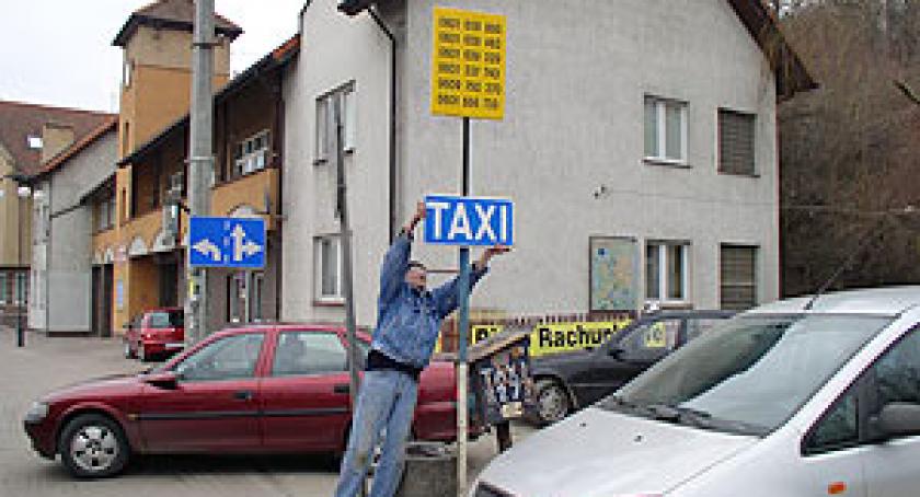 Klikniesz i... jedziesz. Żukowscy taksówkarze postawili tablicę