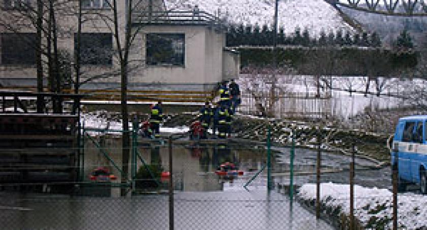 Lokalne podtopienia aż w 12 miejscowościach powiatu. Woda do kolan na posesjach!