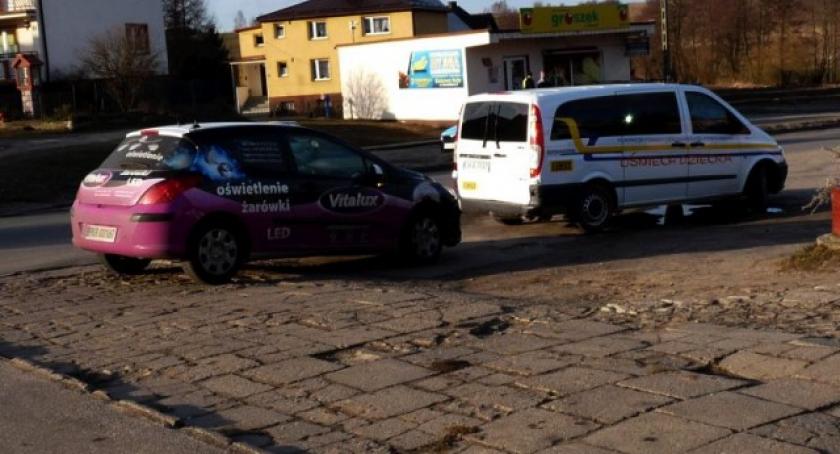 Tuchlino. Peugeot wjechał w tył Mercedesa