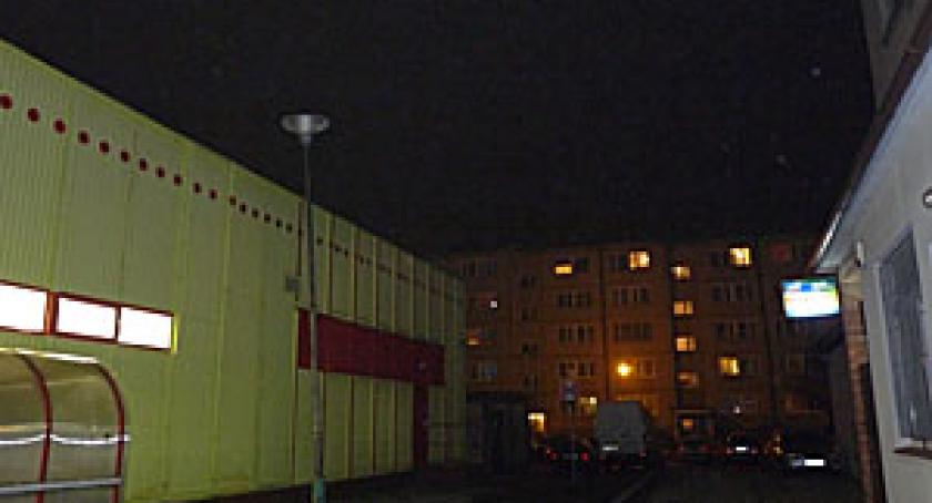 Stoi, krzywi się i nie pali. Uliczna lampa przy Biedronce zacznie działać