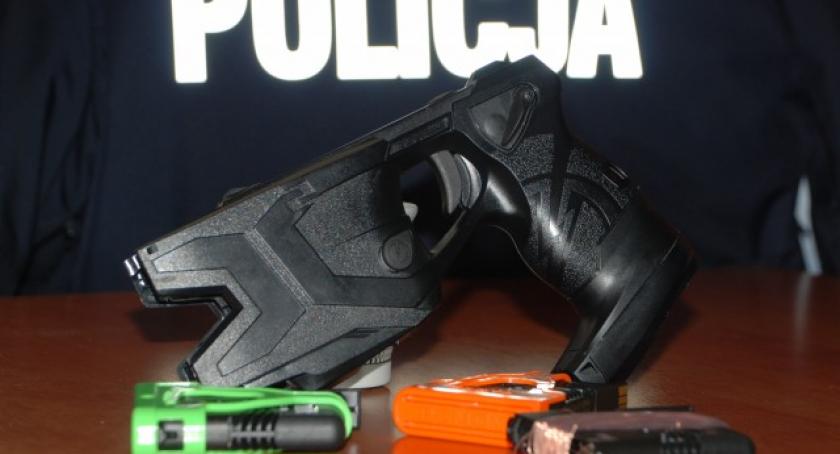 Policjanci z nowoczesnym sprzętem - mogą porażać napastnika na odległość