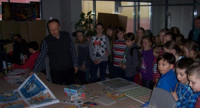 Wizyta uczniów z Grzybna w fabryce puzzli 