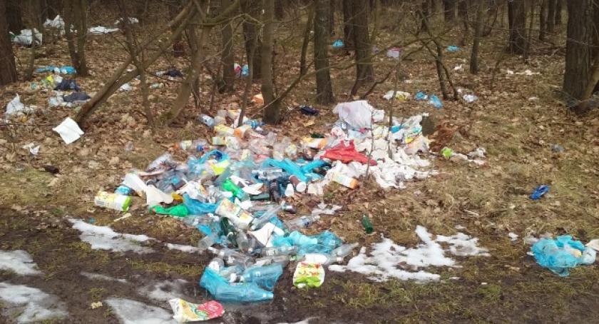 Klukowa Huta. Zamiast w śmietniku, śmieci zalegają w lesie