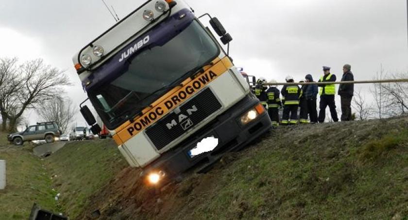 Żukowo. Ciężarówka zawisła na skarpie - są utrudnienia w ruchu
