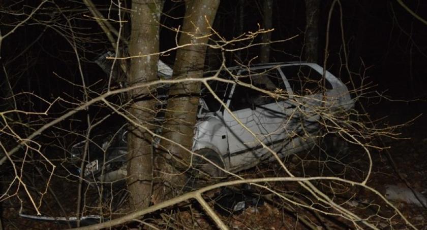 Amalka. VW Golf zjechał ze skarpy i uderzył w drzewo - kierowca był pijany