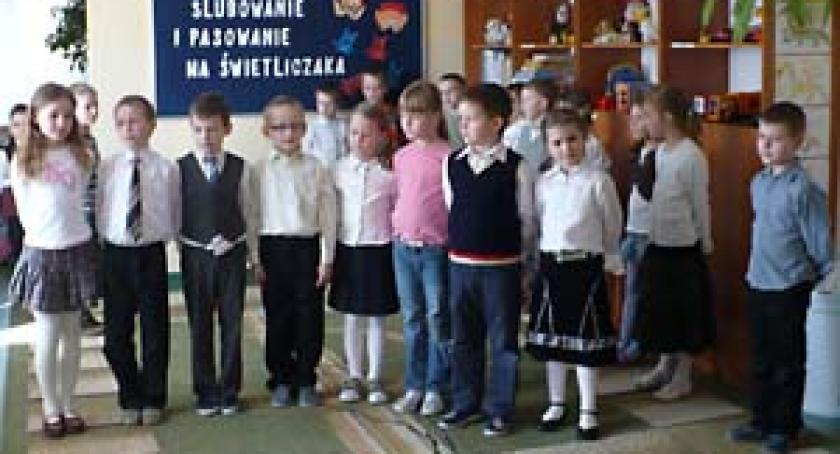 Pasowanie na Świetliczaka w kartuskiej SP 2